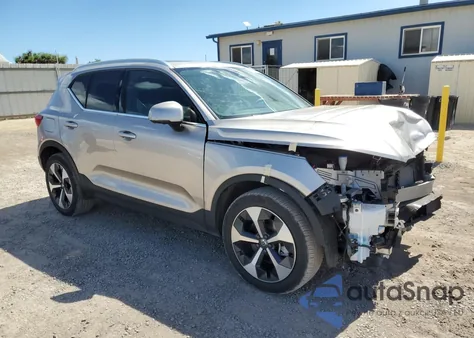 2024 Volvo Xc40 Plus z USA, uszkodzony, nr VIN YV4L12UE0R2323944